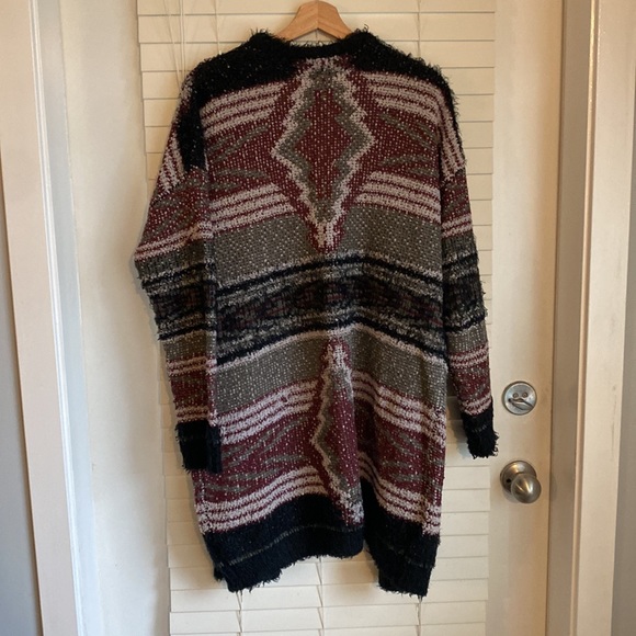 Long knitted cardigan with geometric pattern - Picture 4 of 4